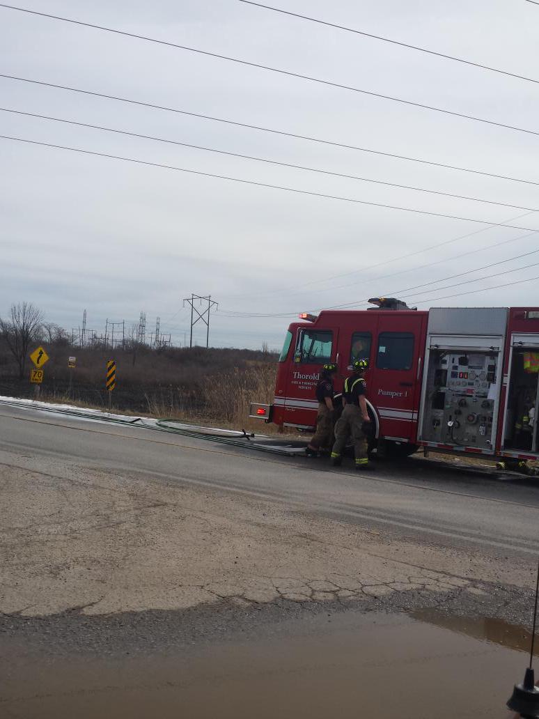 FireChiefSeth's tweet photo. #ThoroldFES making quick work of grass fire on Beaverdams Road & Hwy 58. #Stn1 and #Stn2 response. http://t.co/oigORVVMJr