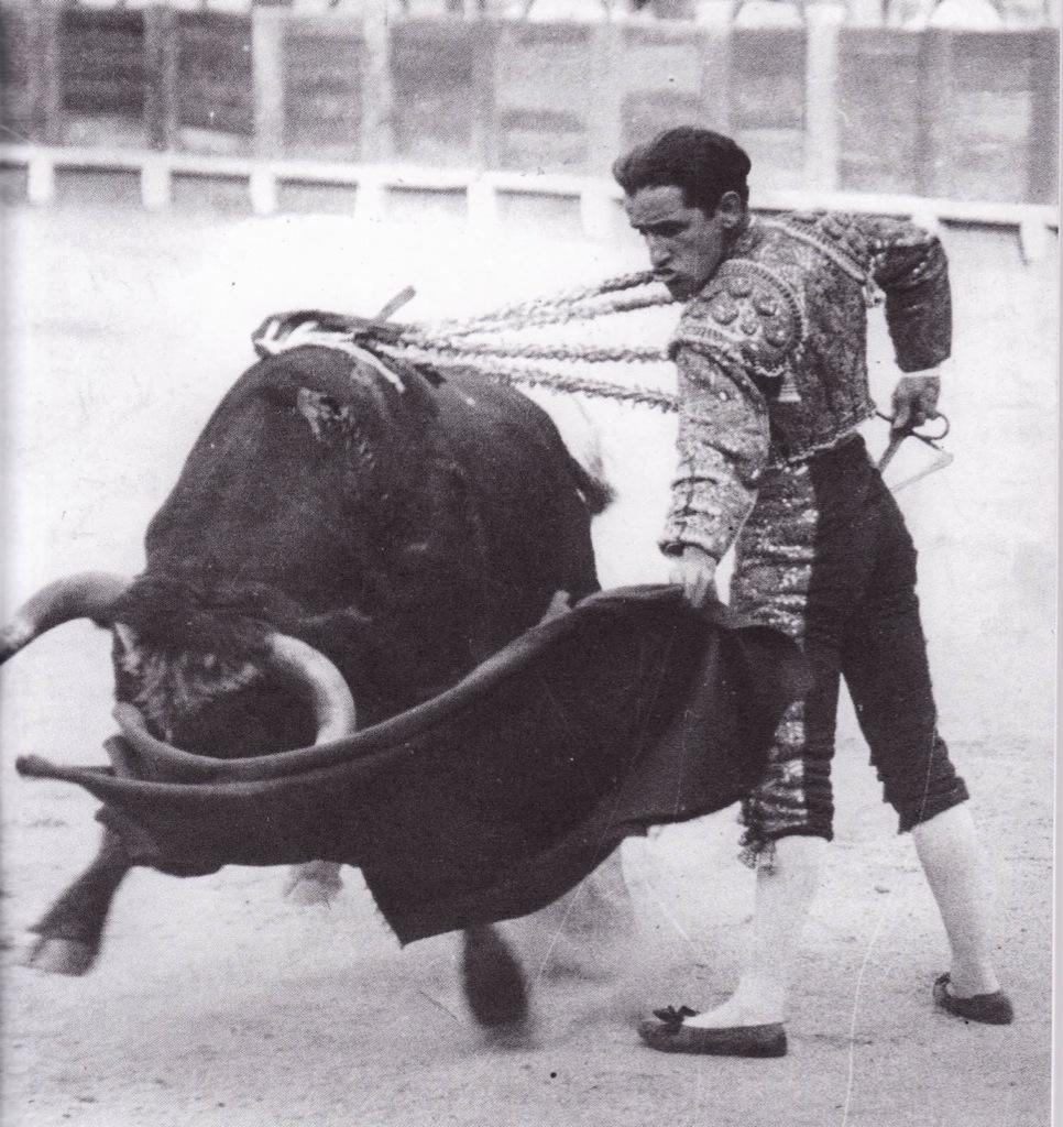 deny_mendoza's tweet photo. Donde quiera que te encuentres, espero estés formando un lío, Feliz día Juan Belmonte. ¡Ole toreo caro! http://t.co/9IxhznJQ1b