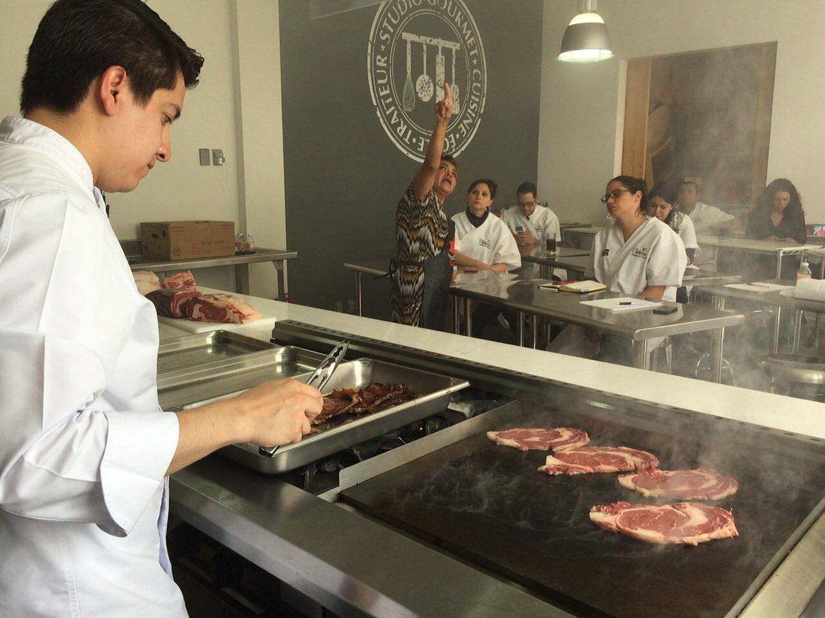 CANADABEEFMEX's tweet image. El tiempo, la humedad y la temperatura son factores que deben cuidar para añejar la carne #CANADIANMEAT #LoveCDNbeef