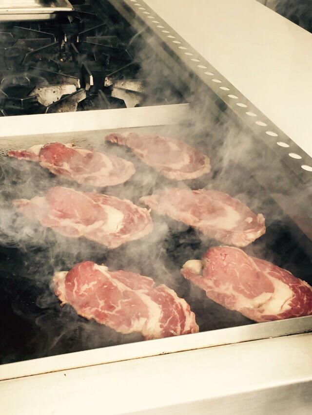 CANADABEEFMEX's tweet image. El tiempo, la humedad y la temperatura son factores que deben cuidar para añejar la carne #CANADIANMEAT #LoveCDNbeef