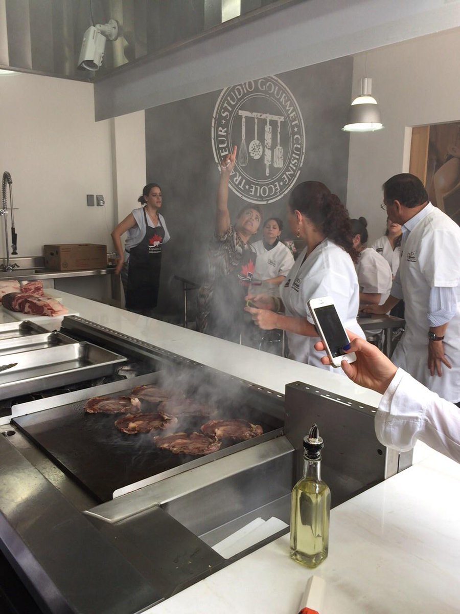 CANADABEEFMEX's tweet image. El tiempo, la humedad y la temperatura son factores que deben cuidar para añejar la carne #CANADIANMEAT #LoveCDNbeef