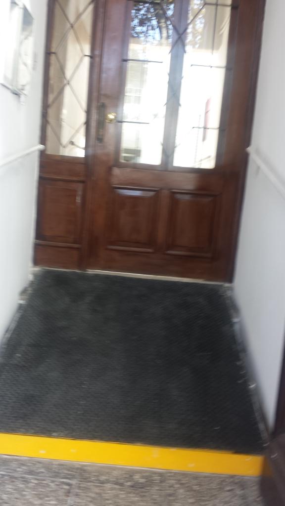 ElOjoChurrinche's tweet photo. Constituyente 1845 La Huella Casa de Salud Una empleada abrio la ventana y tiro una botella vacia a la Calle #Devolvi http://t.co/lyFW6b3M3t