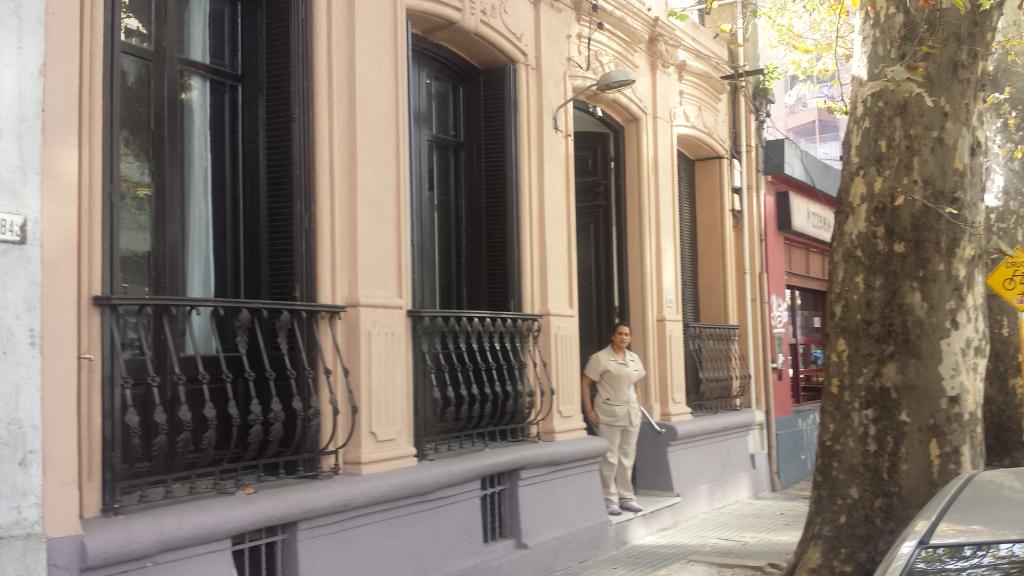 ElOjoChurrinche's tweet photo. Constituyente 1845 La Huella Casa de Salud Una empleada abrio la ventana y tiro una botella vacia a la Calle #Devolvi http://t.co/lyFW6b3M3t