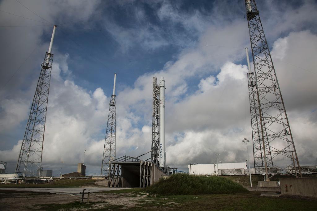 NASA's tweet photo. LIVE Now: Launch coverage for @SpaceX #ISScargo mission. Liftoff is set for 4:10pm ET. Watch: http://t.co/DZQWolA0un http://t.co/l8Tz7JIicj