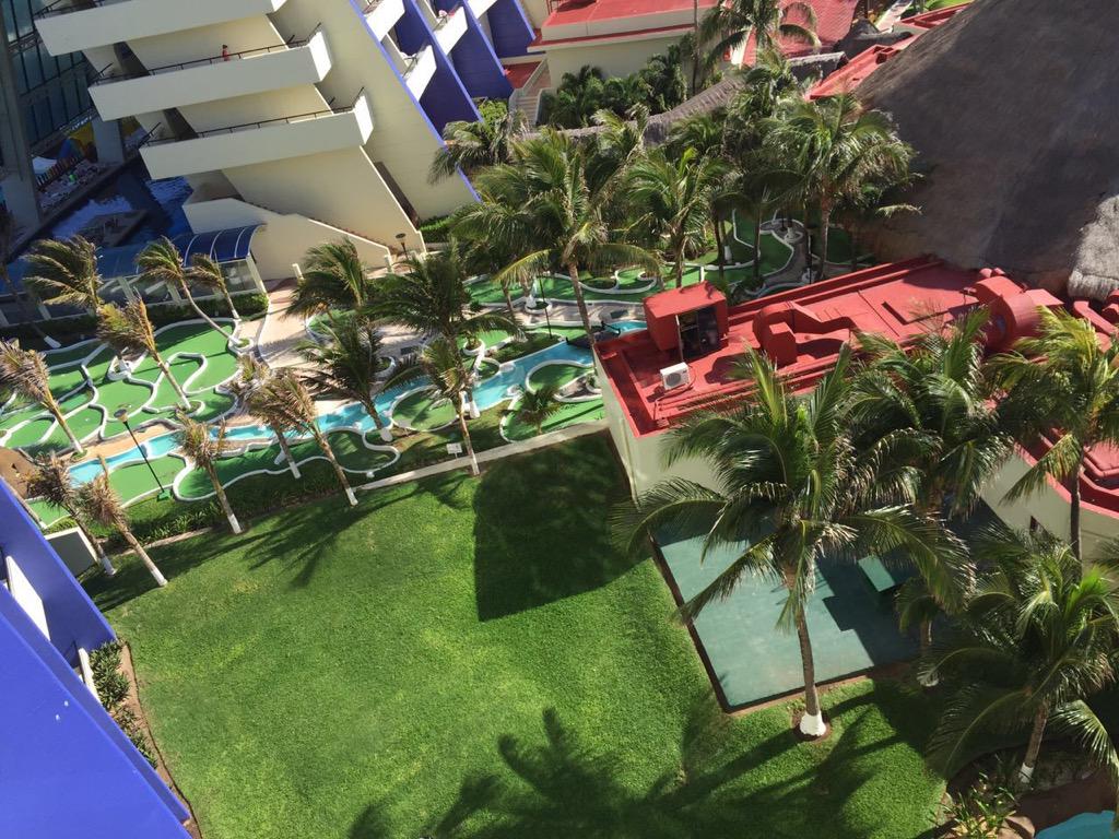 _nancypeng's tweet photo. My mom be like hi from cancun -_-" http://t.co/Wl3yTbkxSt