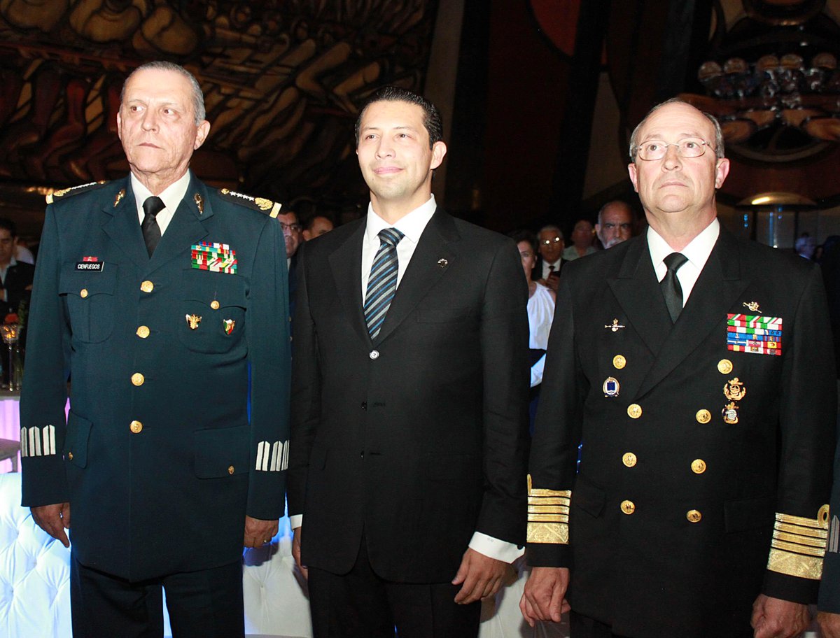 RAlpizarV's tweet photo. Comparto memoria fotográfica del homenaje a la Armada, Ejército y Fuerza Aérea, en la #CNI15 

http://t.co/XeKcCAC678 http://t.co/T1LTQGz3N3