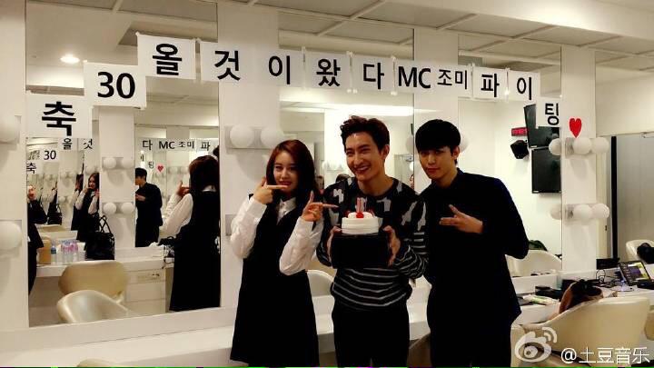charliesnnnis's tweet photo. [Trans] 140414 Zhoumi comment on The Show's weibo: ขอบคุณ The Show และ MC ที่น่ารักของผม http://t.co/r9OOncJy9B
