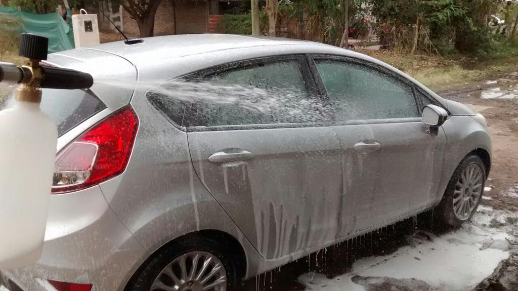 highteamcd's tweet photo. Hoy le tocó #lavado con espuma activa a este espectacular #fordfiesta #HIGHTEAMCARDETAIL #amorporlosfierros http://t.co/PzkDhxdDMJ