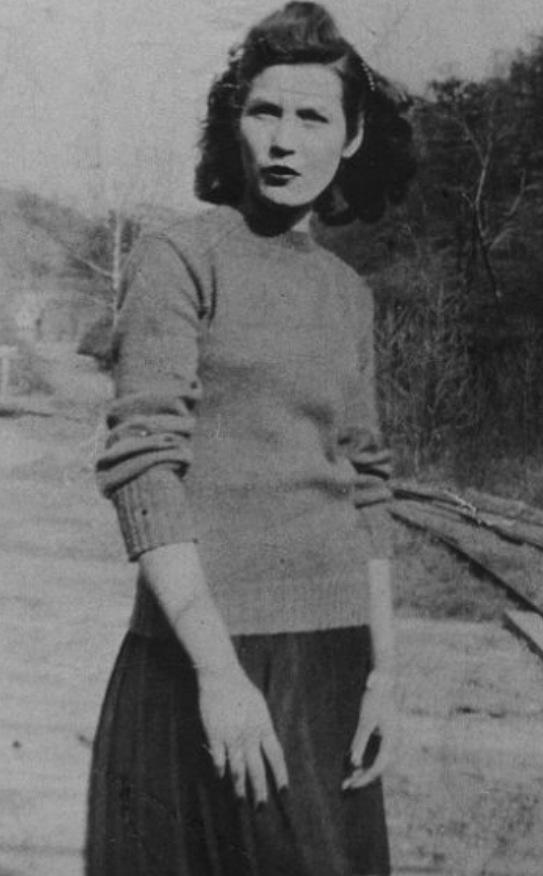 Loretta Lynn in 1950. Posing for a photographer in Butcher Holler, KY. Happy Birthday, Loretta. 