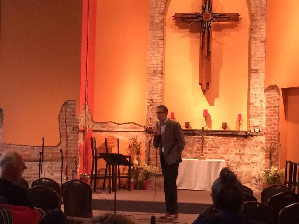 MinistryFocus's tweet photo. .@mmiller84 from Send Me St Louis welcomes opens a night of sharing how churches can @ServeBoldly in their community! http://t.co/cXKh1cDwPb