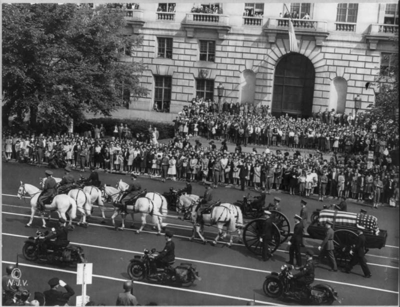 Voina_41_45eng's tweet photo. April 14, 1945: FDR’s funeral in the streets of Washington http://t.co/EJFNrKficB