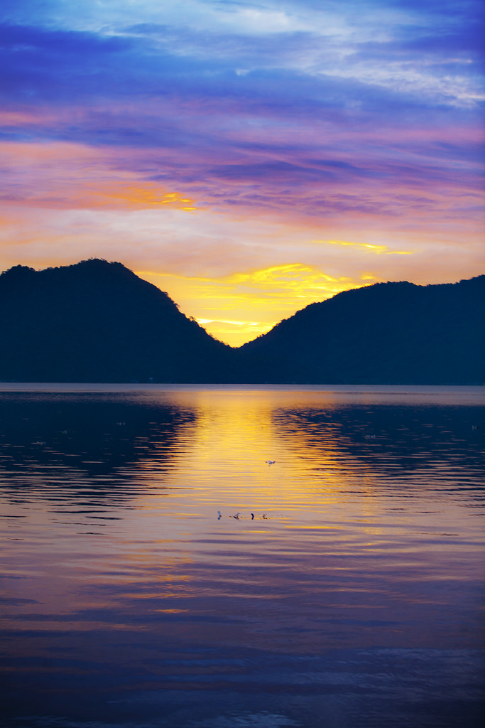 PicEarth_'s tweet photo. Lake Manijau Sunset - West Sumatra, Indonesia http://t.co/ASwqVkJy5c