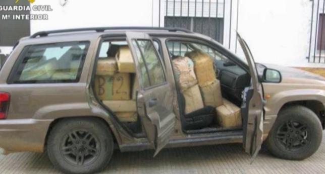 A3Noticias's tweet image. Así transportaba este coche una tonelada de hachís. El conductor ha sido detenido ►
antena3.com/noticias/socie…