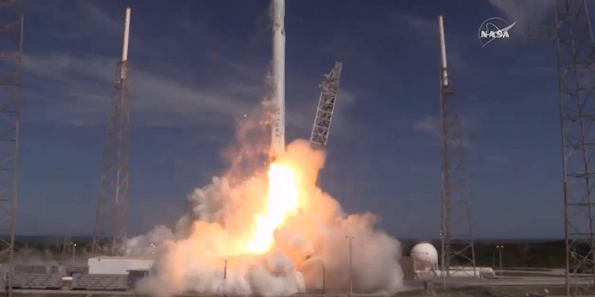 BusinessInsider's tweet image. Watch the SpaceX Falcon 9 rocket lift off with 4,300 pounds of supplies @BI_Video read.bi/1FGyMQz
