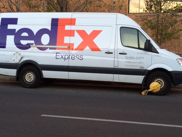 KyleClark's tweet image. The World On Time? Not today, @FedEx.

(spotted in Denver by #9NEWS viewer @JohnSadwith)