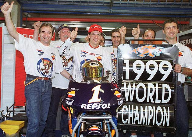 JesSanSan's tweet photo. GP de Brasil '99... el título de @criville_alex! Primer y único español de #500cc en la historia #EspecialGPHistorico http://t.co/CbLMMaviVX