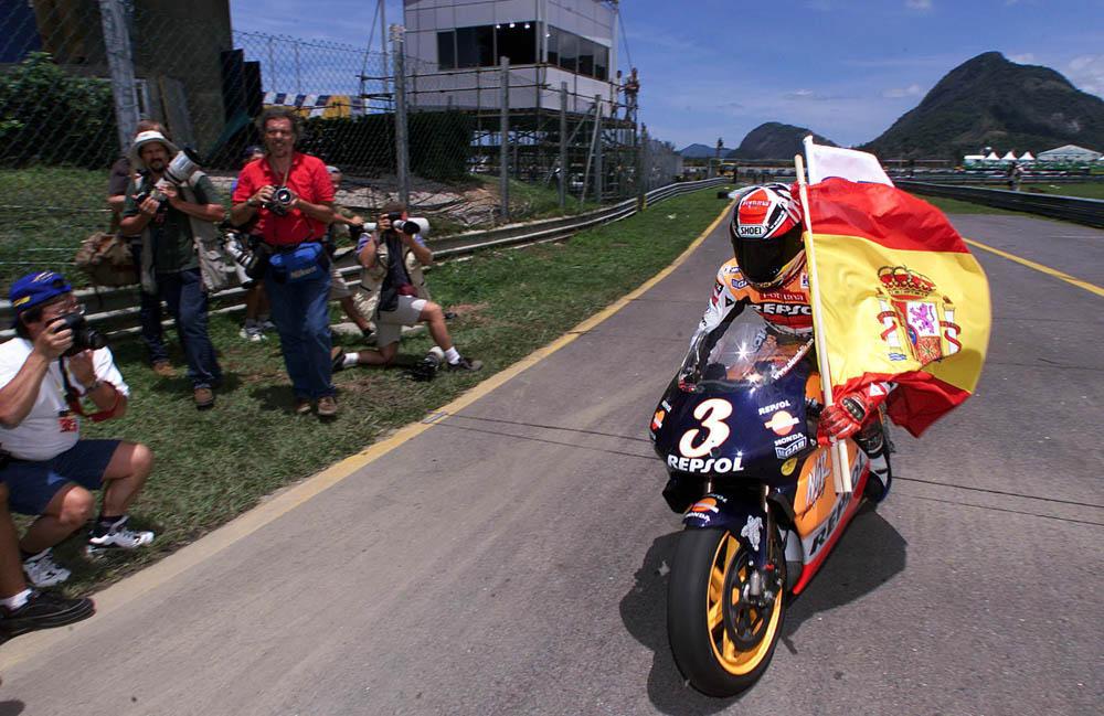 JesSanSan's tweet photo. GP de Brasil '99... el título de @criville_alex! Primer y único español de #500cc en la historia #EspecialGPHistorico http://t.co/CbLMMaviVX