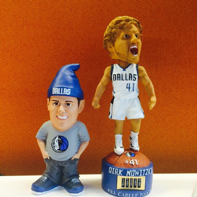 ClaytonLiz's tweet photo. Thanks to @BrunetteInBigD, my desk @RichardsGroup is ready for the playoffs. You've got a good one there, @mcuban http://t.co/xeTGltetFw
