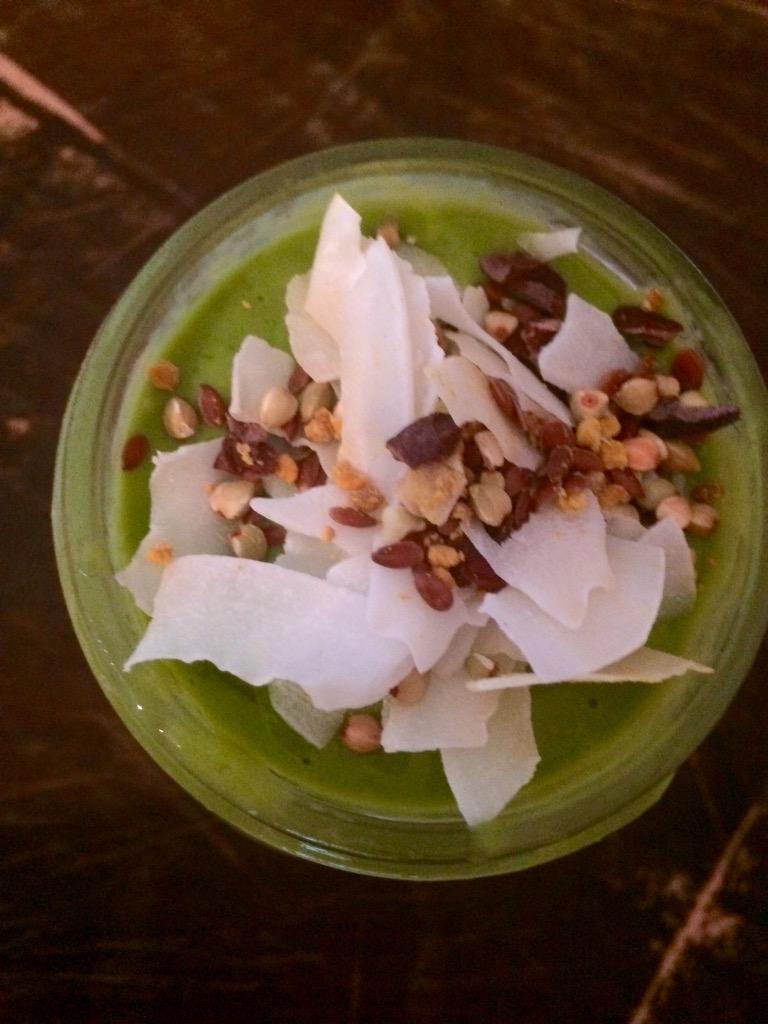 Green smoothie kind of morning 🍃 #green #smoothie #mango #coconutmilk #greenie #raw #kalepowder