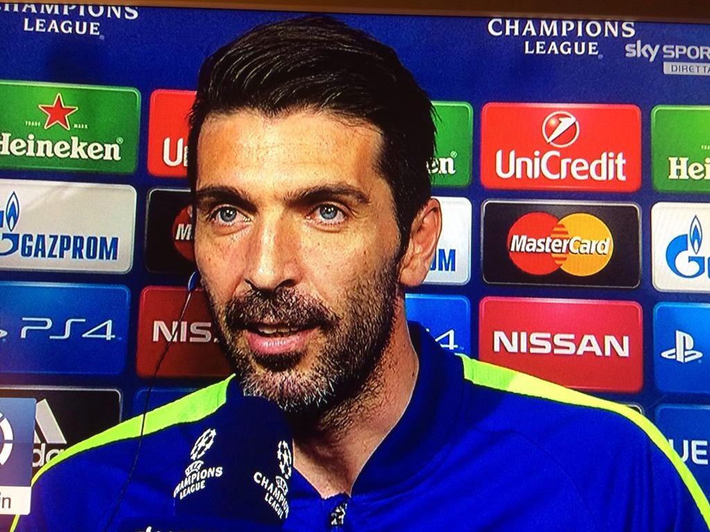 FOTO Gianluigi Buffon ai microfoni di Sky mentre si commuove nel dedicare la vittoria a Morosini e Quattrocchi