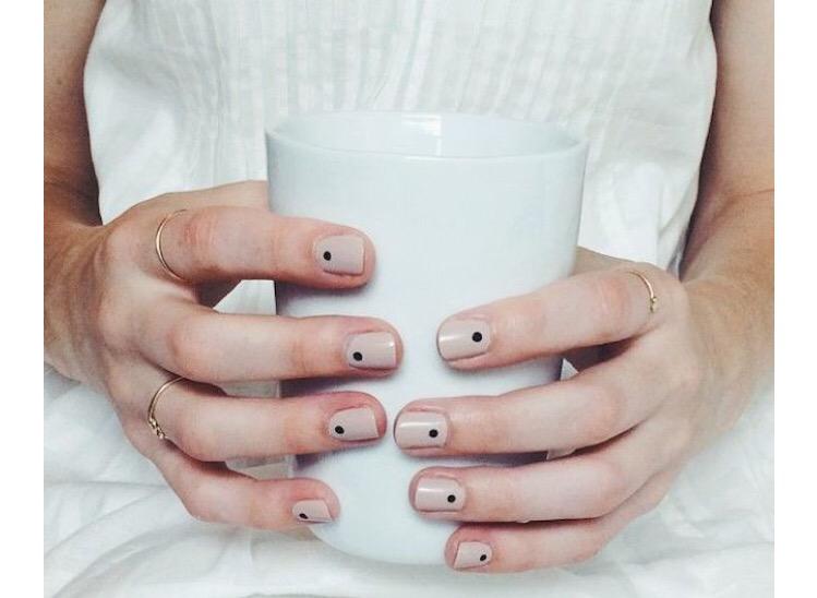 Combina tonos nude con obscuros ¡una opción diferente e increíble para esta semana! #glamyourmani #nailart