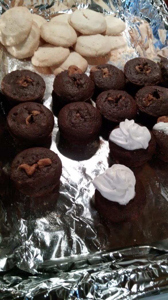 Reggiehamm_'s tweet photo. Brookies &amp; sugar cookies 😍😋 http://t.co/AiRkDFH2Me