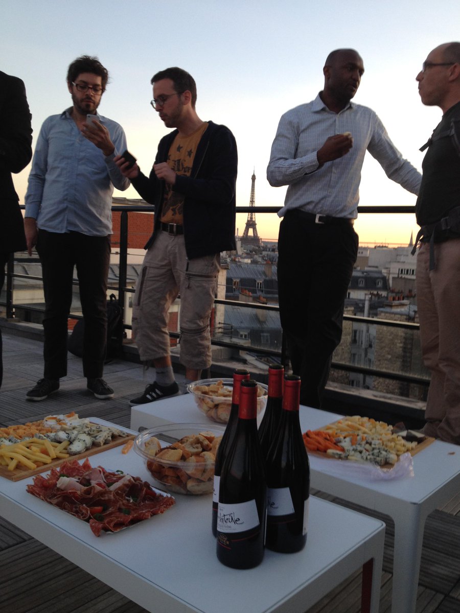 papilip's tweet photo. Ce soir au meetup #ParisAPI grace à @clever_cloud @StreamdataIO et @mailjet_fr conférences de qualité et super buffet http://t.co/iFbcCYL82O