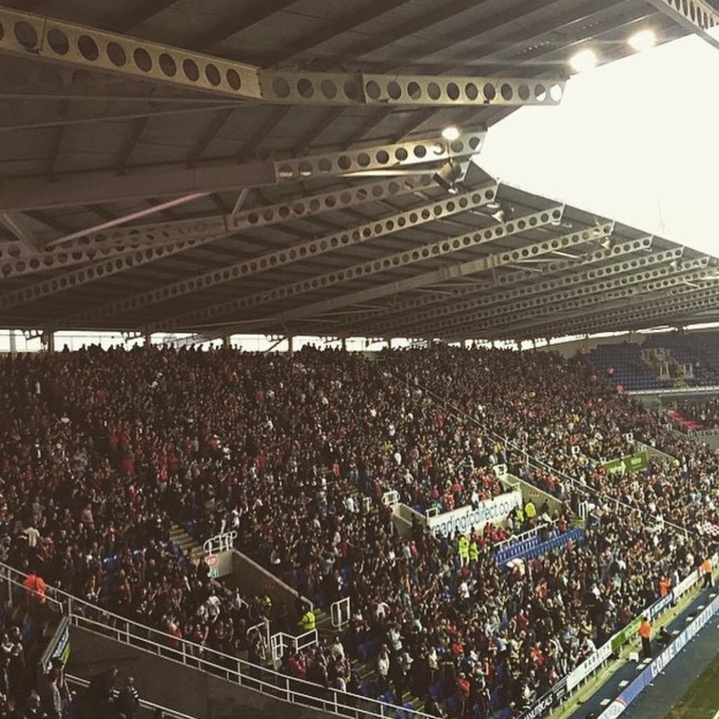 theawayfans's tweet photo. Over 4000 Bournemouth fans at Reading. #AFCB http://t.co/RNaMGtJZ3E