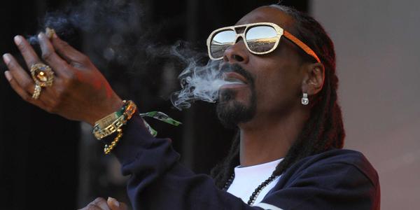 BusinessInsider's tweet photo. Snoop Dogg just invested in an Uber-for-weed startup, Eaze. http://t.co/GLoYXSIdD2 http://t.co/PgDRpDrnUD