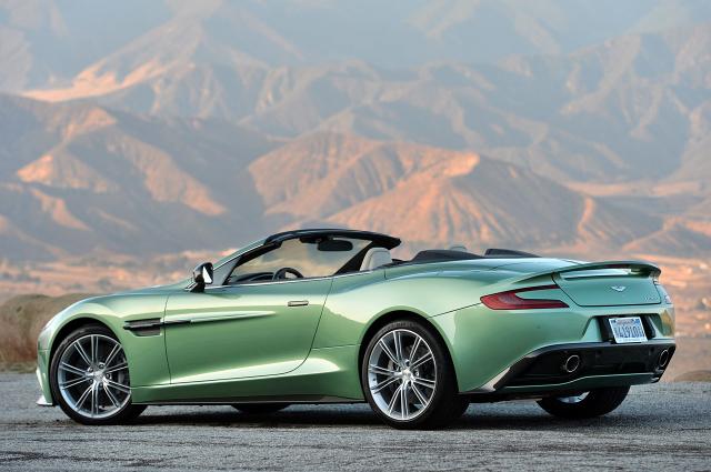 El nuevo Aston Martin Vanquish Volante luce como uno de los coches más bonitos del momento.#SabiasQue�...