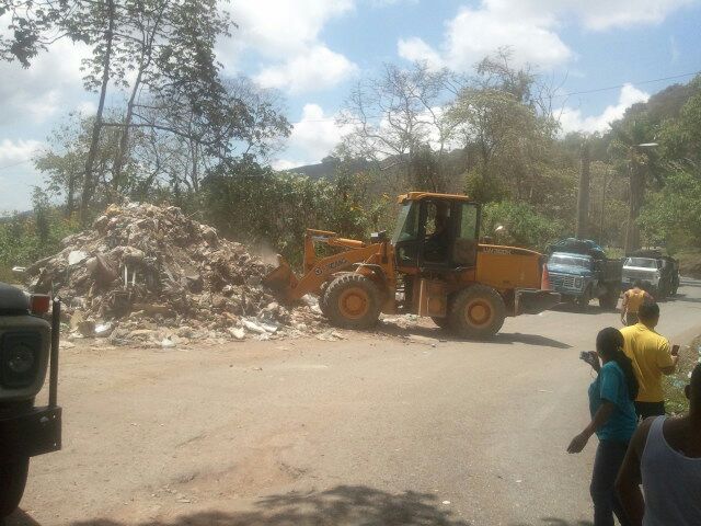 mtibarra's tweet photo. @ClubMonteclaro  Alcaldía limpia el retorno de la autopista, con colaboración de los consejos comunales y apoyo Club http://t.co/UnvI8gXVRt