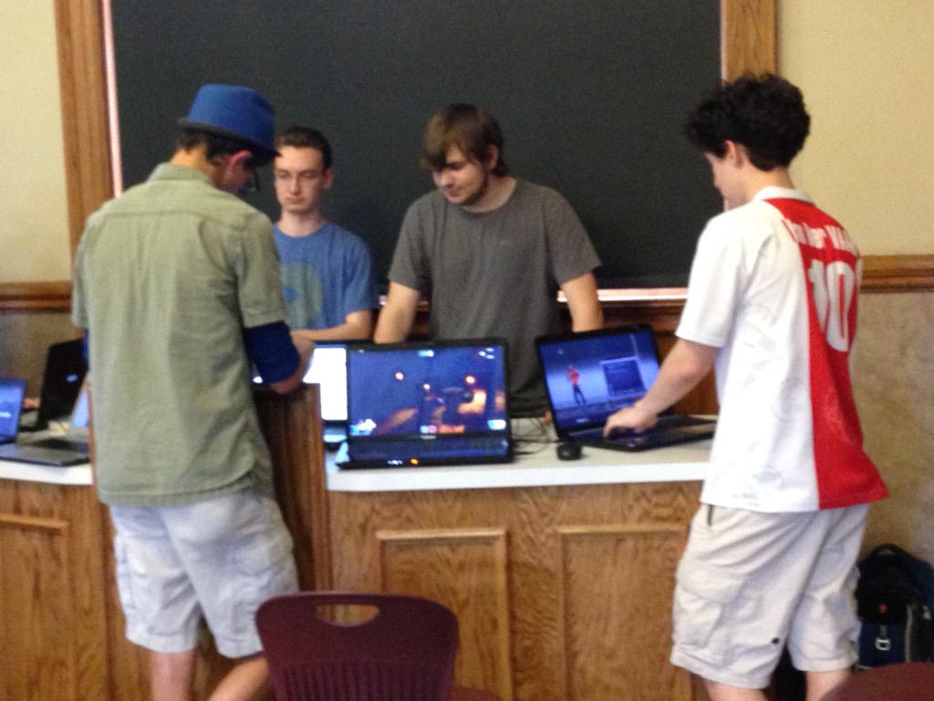 LNSTEMAC's tweet image. Student gaming host company and a CPU made in Minecraft. #LNMakes Our students shine! @knoxschools