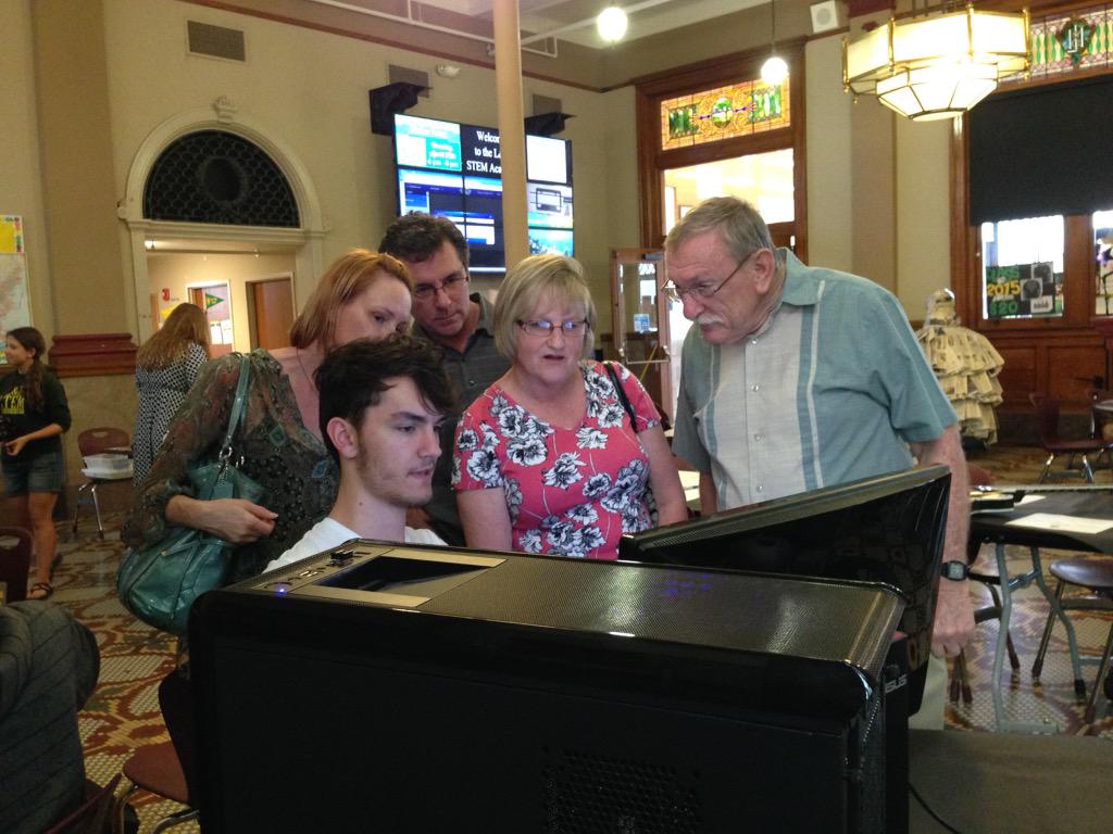 LNSTEMAC's tweet image. Student gaming host company and a CPU made in Minecraft. #LNMakes Our students shine! @knoxschools