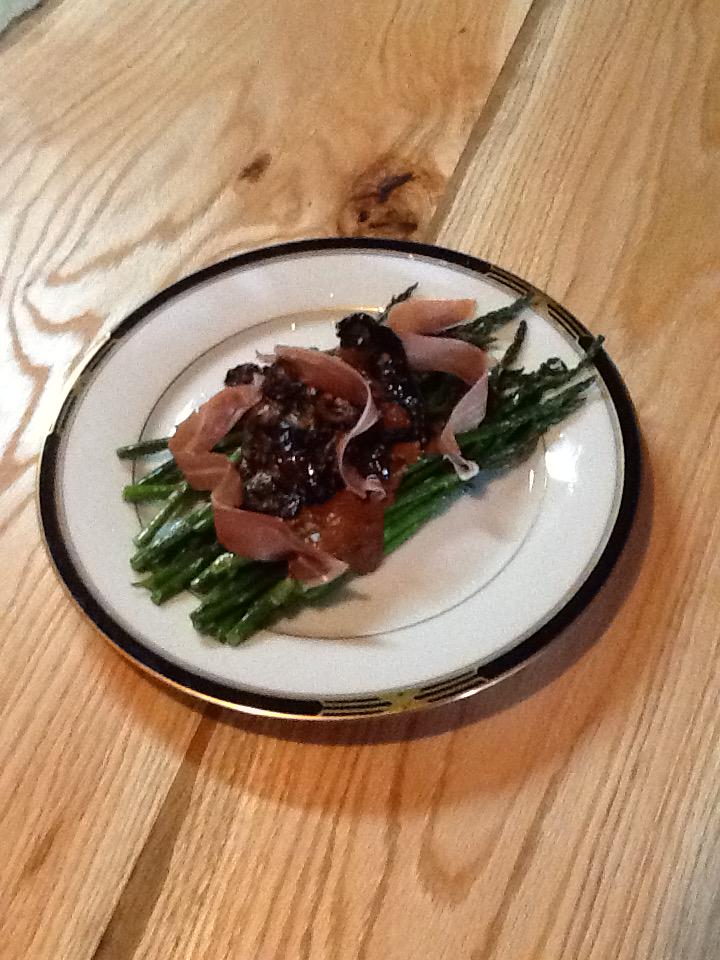 KathyMSheahan's tweet photo. Asparagus w/Creamy Pasilla Chile...Muy Delicioso #MoreBayless http://t.co/UqY1WQZKvP
