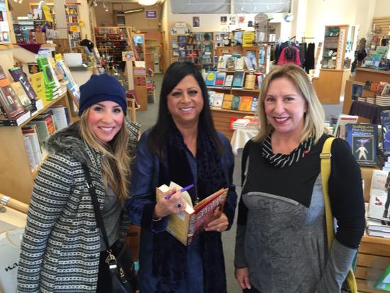 drbdeangelis's tweet photo. Happy readers(mom &amp;daughter)getting their books signed in Seattle at EastWest bookshop! Love signing  #soulshifts http://t.co/4u9aXuyvTc