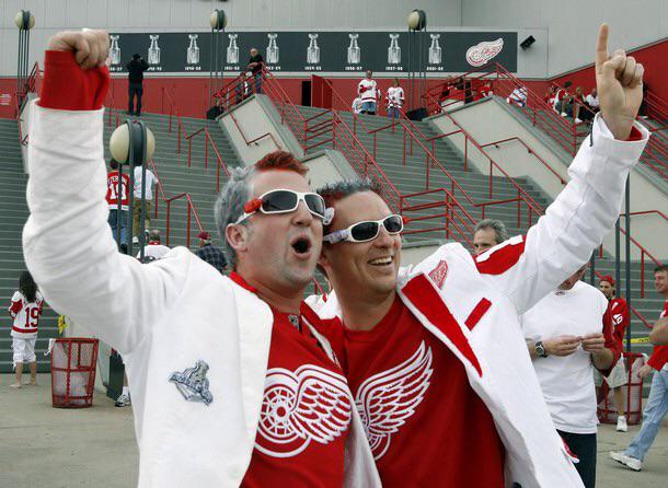darrenpowers99's tweet photo. @TheOfficial89X#OctopiHockeyTown!  number 1 wings fan!!!! go wings go!!! http://t.co/4nYRMWzJmA