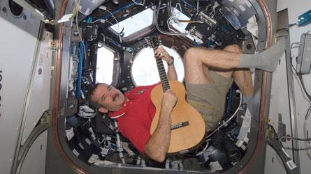 ChGagnon's tweet photo. NICE!!! @Cmdr_Hadfield  Chris Hadfield va sortir un album enregistré dans l'espace http://t.co/CRclXPrmad http://t.co/C99bkzbxOt