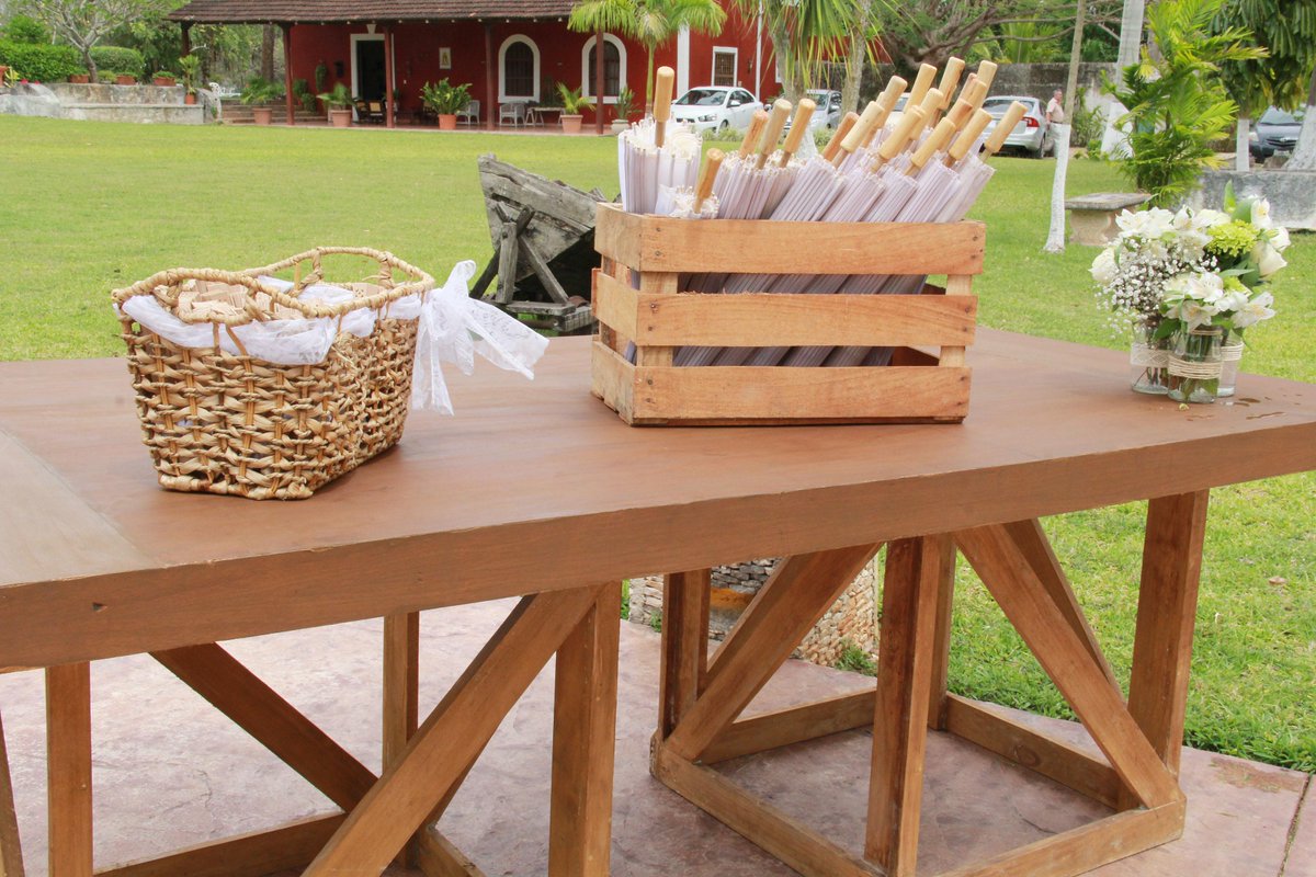 EventosBaku's tweet photo. Detalles que hacen la diferencia, sombrillas que complementan perfectamente una ceremonia al aire libre. #BakúEventos http://t.co/hWXTkWFsXS