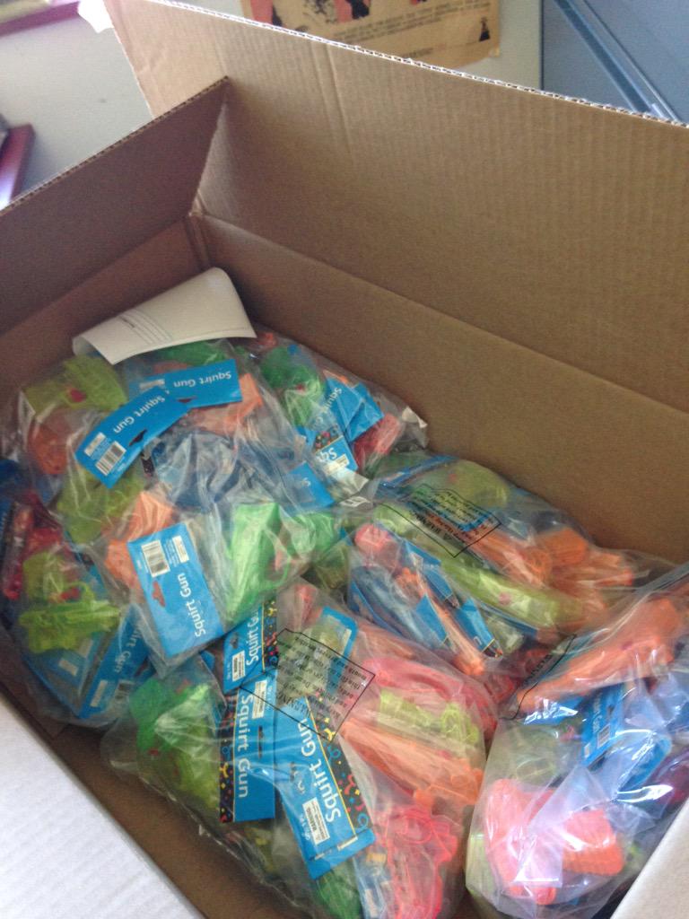 CommWorks_MU's tweet image. Water guns???? At a POETRY SLAM?! What could this possibly be??! #GlobalUnderstanding TOMORROW 4/15 on SHADOW LAWN