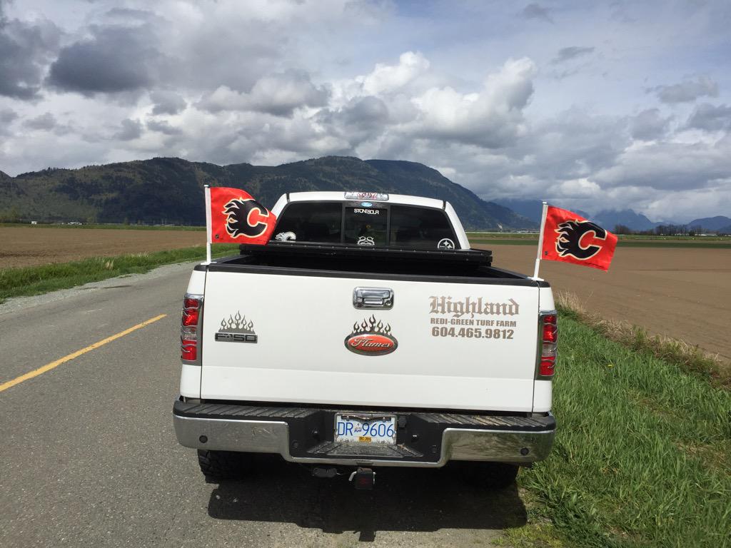 FLAMESnMETAL's tweet photo. @LemieuxC I just got fingered 3 times on the highway... #FlamesFanInVan http://t.co/RAqYv7d4vt