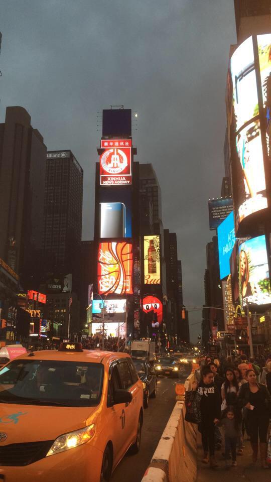 UWrapz's tweet photo. #UW having a great time out here in NYC http://t.co/5HuUtUdNIy