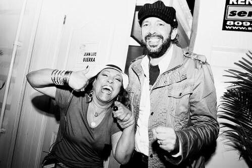 MILLY_QUEZADA's tweet photo. Celebro contigo @JuanLuisGuerra tu disco de oro por #TodoTieneSuHora... En buena hora! Suerte en #PremiosSoberano! http://t.co/C5NIJOIeiq