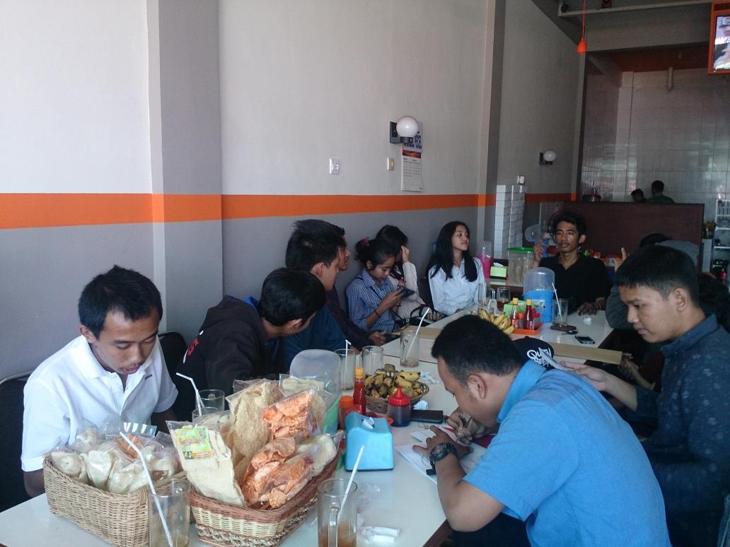 Kami lagi rapat tentang Balikpapan Green Action nih di kedai mas mono