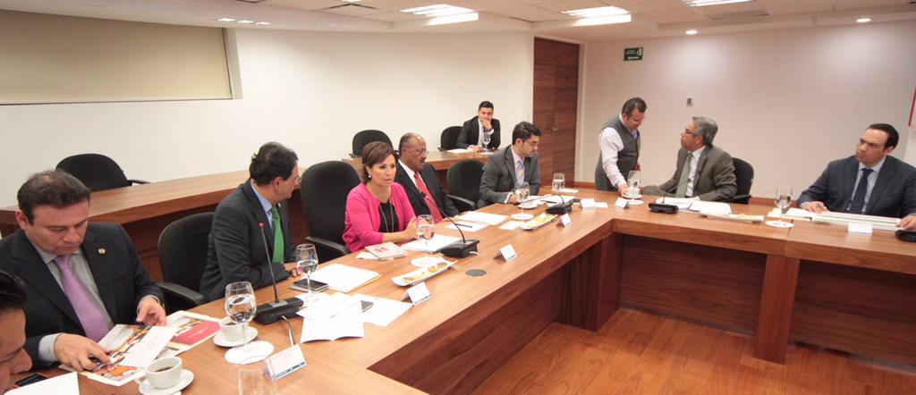 Rosario_Robles_'s tweet photo. Importante reunión de trabajo con #Senadores de la Comisión Sur-Sureste para impulsar el desarrollo de esta región http://t.co/mGx9LMiDle