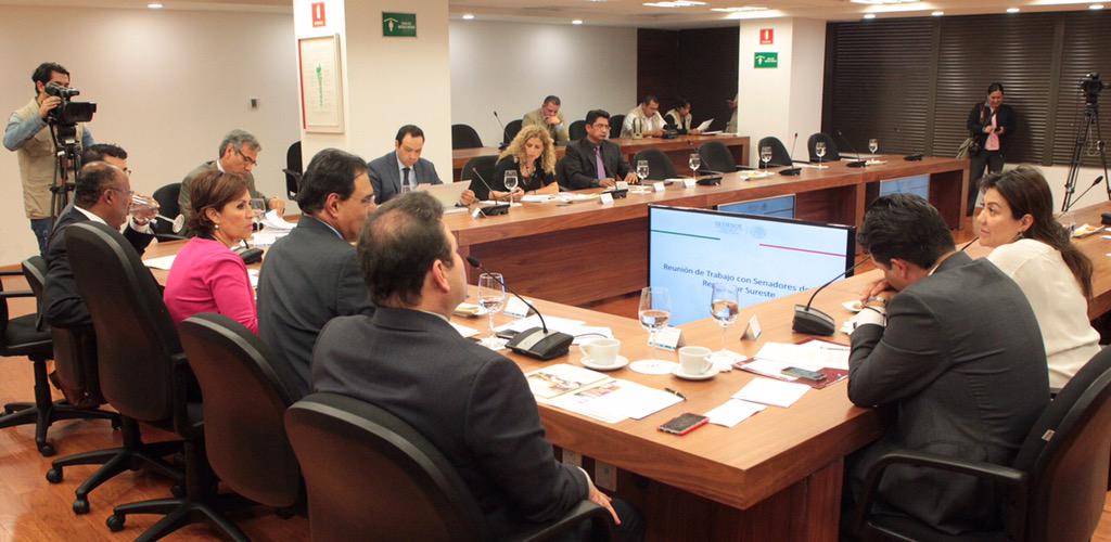 Rosario_Robles_'s tweet photo. Importante reunión de trabajo con #Senadores de la Comisión Sur-Sureste para impulsar el desarrollo de esta región http://t.co/mGx9LMiDle