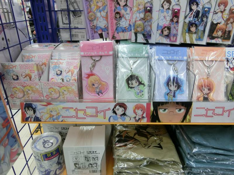 ニセコイ：】 ニセコイアクリルキーホルダーとキャラバッジ