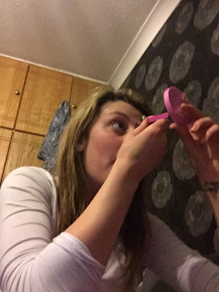 jasongreene167's tweet photo. 5 past 2 and she's doing her eyebrows 💖 http://t.co/nmhiTAooge