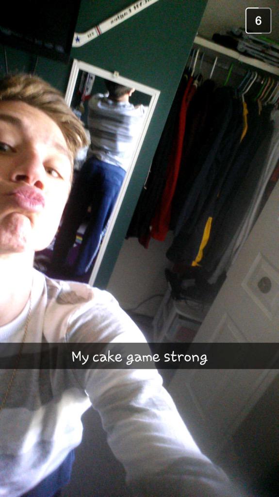 DanaDoud1's tweet photo. Because it's only necessary to show everyone else #cakegamestrong 🍑💪🏻😂 @Bcorey14 http://t.co/MG1KIJakxB