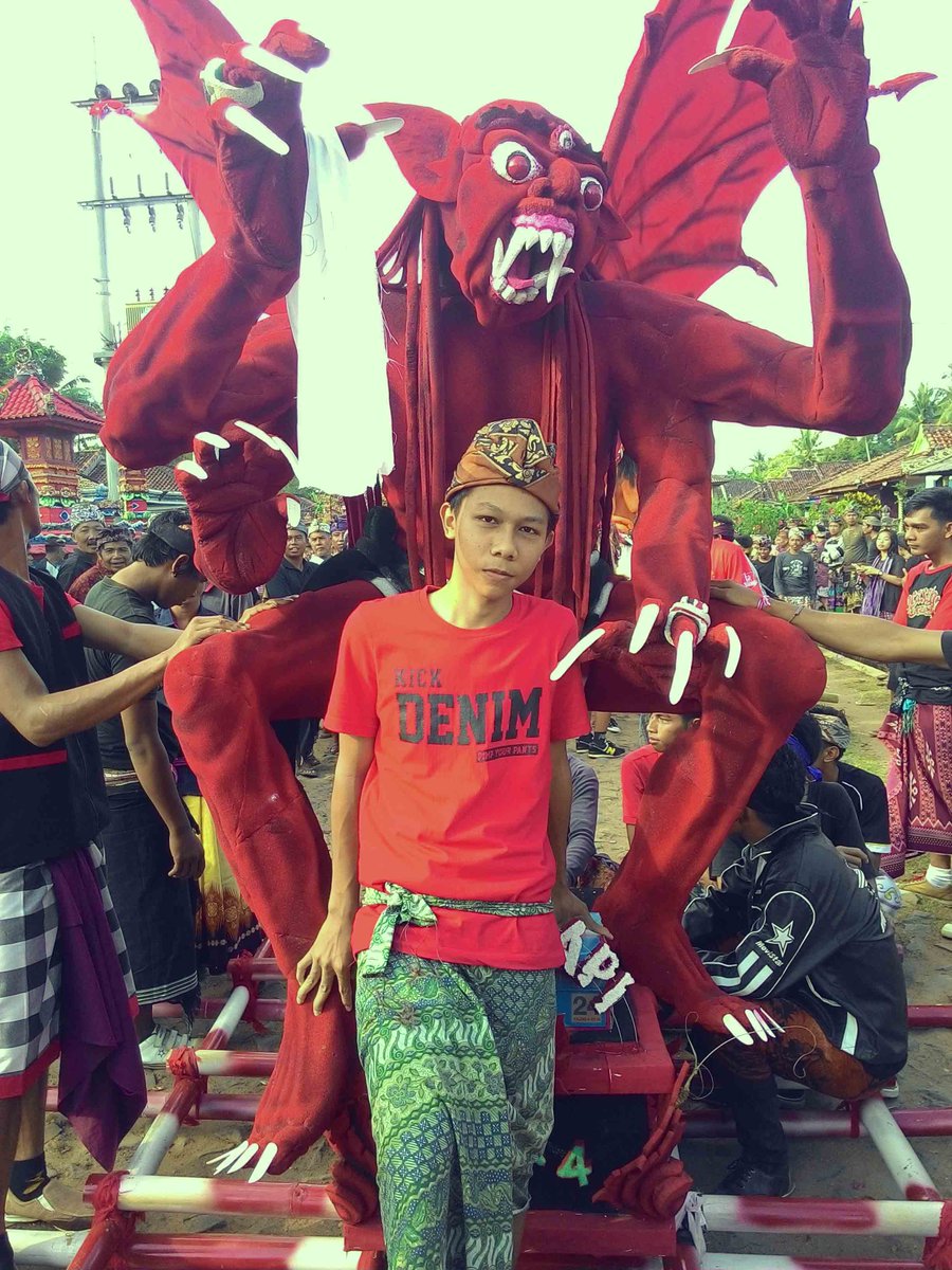 foto didepan ogoh ogoh jalur 4, mulya sari, way kanan, lampung waktu ogoh ogoh nyepi kemaren :)