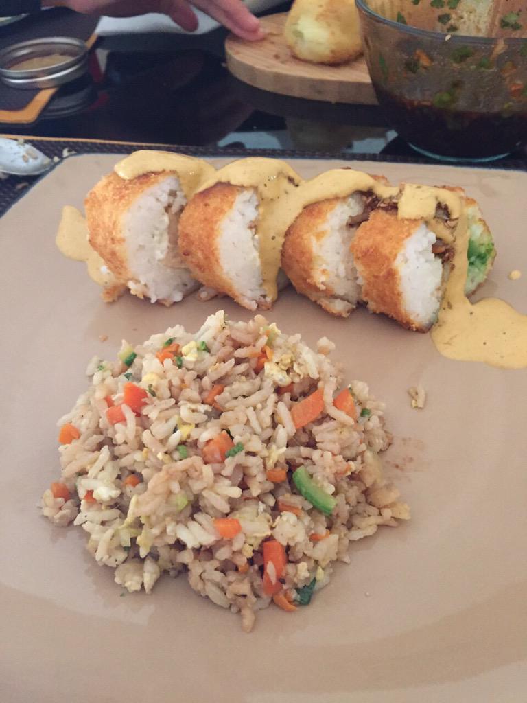 kawwwwasaki's tweet photo. π #chefkarla #sushi http://t.co/6TLRAsnKxC